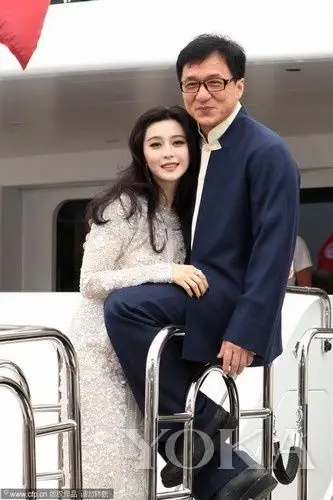 范冰冰成龙亲密合影