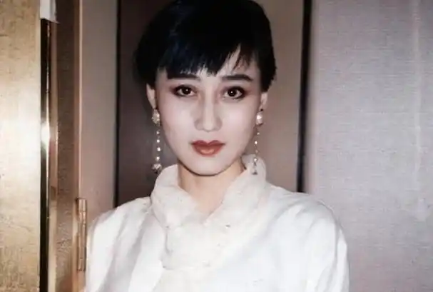 李连杰晒妻子近照,61岁利智衰老似奶奶,62岁黄秋燕依旧美艳动人