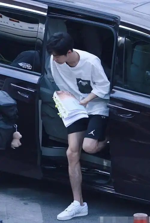 难怪肖战很少穿短裤出门,看清"生图"腿型,我们女生不要面子