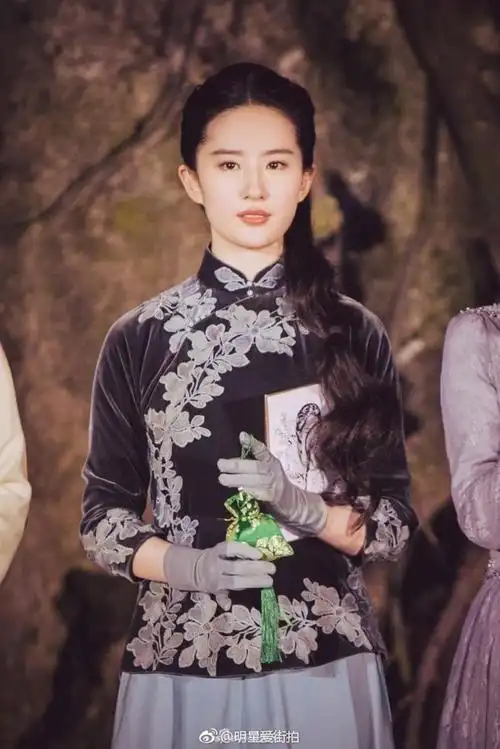 星尚现场# 刘亦菲一身民国服饰出席电视剧《南烟斋笔录》发布会,扎着