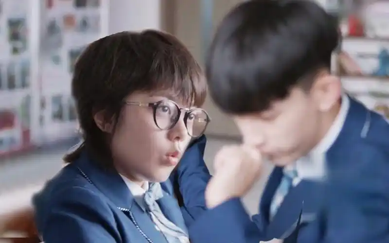 《少年派》钱三一播音室装睡,林妙妙忍不住偷亲,三一乘机反吻