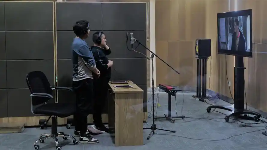 在青海民族语影视译制中心,配音演员正在用藏语为《大江大河2》配音
