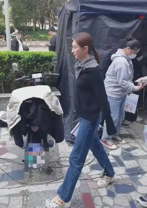 网友拍到江疏影拍戏的真实照片看着身高只有160cm皮肤发黄