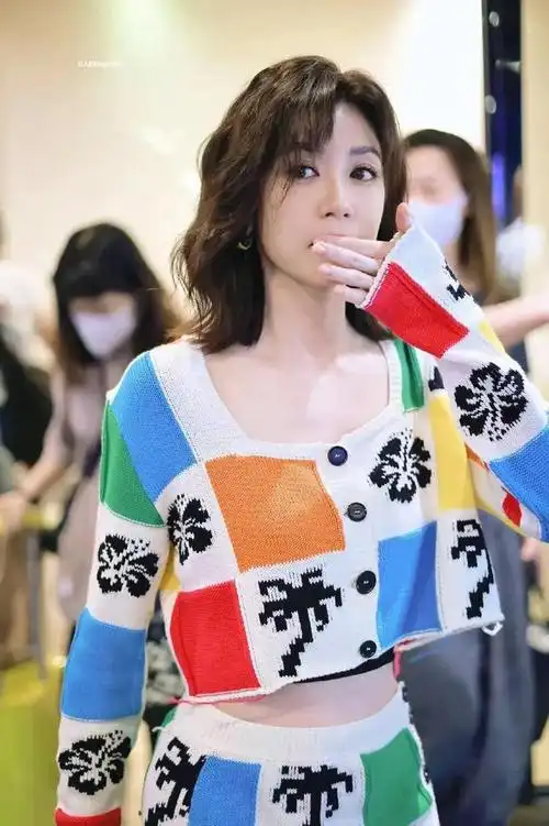 贾静雯是真"冻龄女神",肌肤紧致不输20岁少女,难以置信48岁