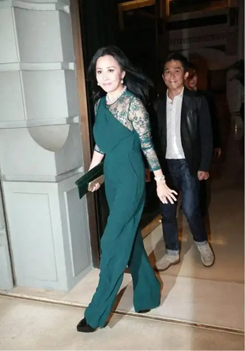 刘嘉玲穿衣太有阔太范穿绿色连体裤现身活动活成60后标杆