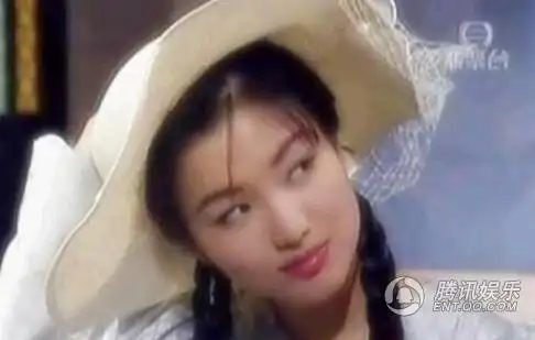 风范很不相同,照片中的郑秀文古装发型加两丝卷卷留海造型神似巩俐