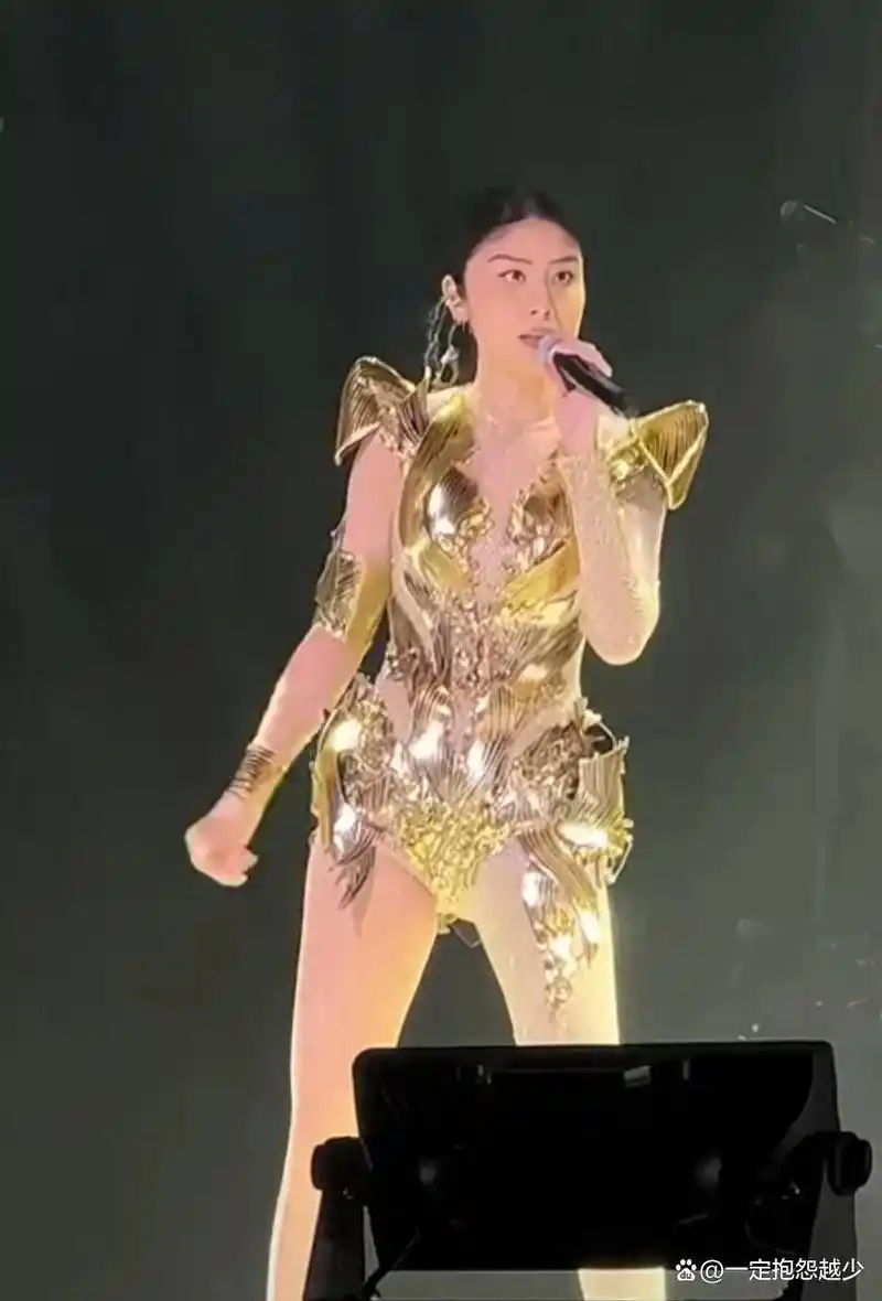 陈慧琳澳门演唱会精彩绝伦,网友却看不下去:老女人不该这么穿!