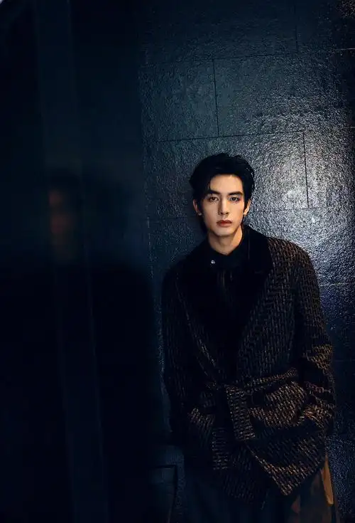 上游时尚宋威龙时尚大片展现优雅侧颜杀