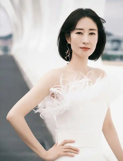 刘敏涛江风大片满满夏日氛围 穿抹胸羽毛裙化身"白月光"