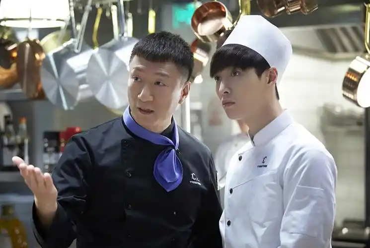 孙红雷和张艺兴饰在《好先生》中演一大一小两位厨师,每天撩拨的不止
