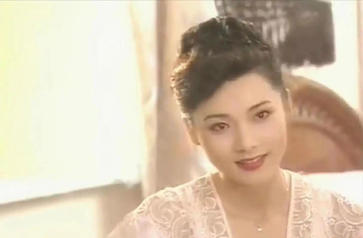 年轻的何赛飞一眼就能看出是江南美人[开心]