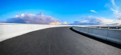 光滑干净的沥青道路景观