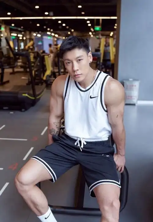 狮子座大男孩热爱撸铁健身腿粗胳膊壮一身腱子肉帅气逼人