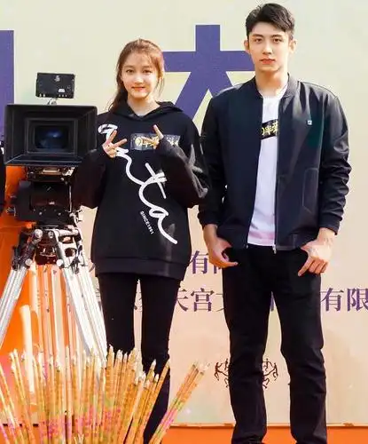 所以这个神似鹿晗的男演员是官鸿无疑了,看来这次关晓彤鹿晗的cp粉