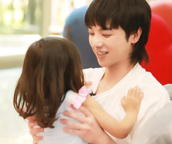 华晨宇抱娃被拍,孩子被打扮成"小公主",正脸出镜像极了张碧晨