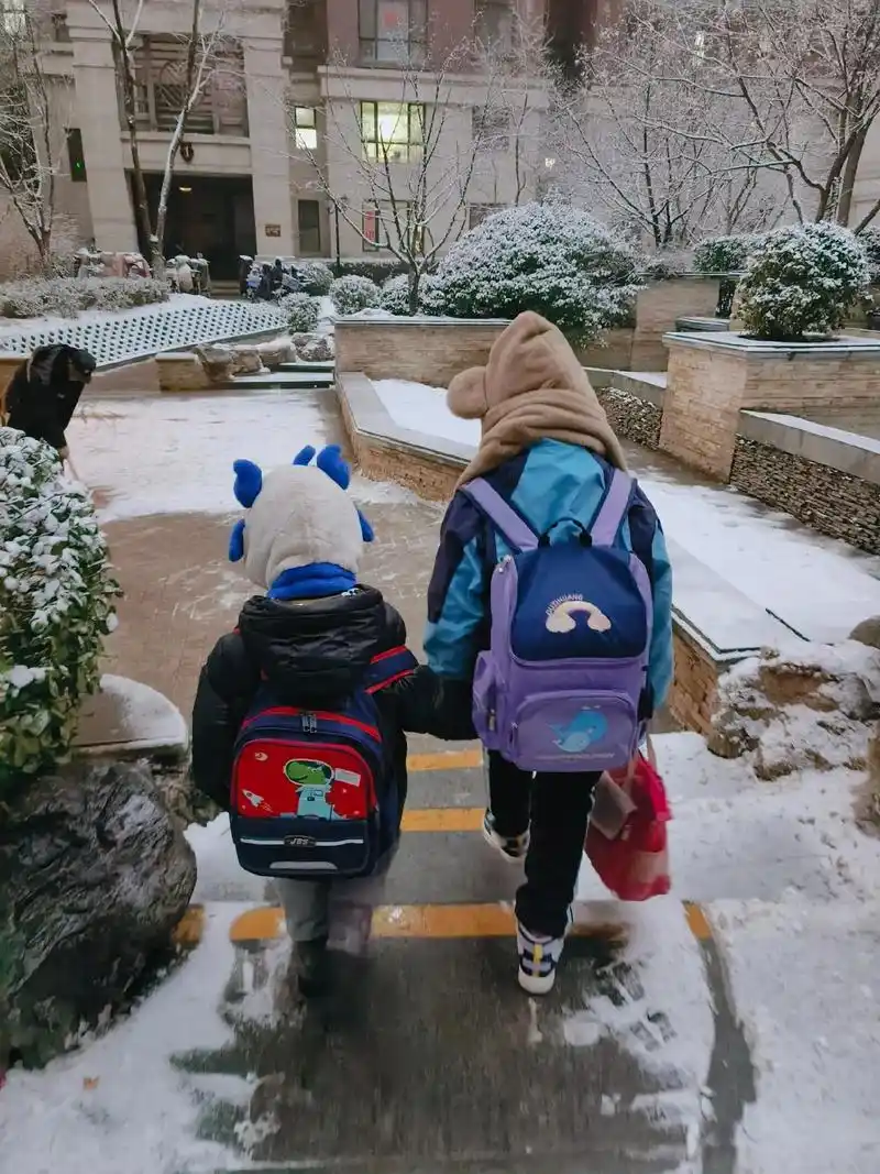 爱是姐姐牵弟弟的温暖～你们的背影,是我最美的风景～用静止的照 - 抖