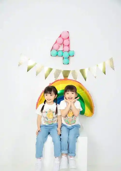 熊黛林晒全家福庆祝女儿4岁生日,姐妹俩同款穿搭超可爱_郭富城_生活