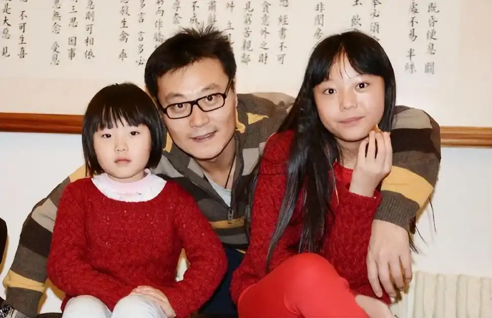 任程伟:成名后对患难妻子更加宠爱,如今一家4口生活幸福美满