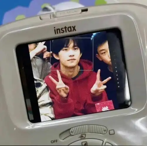 易烊千玺拍立得73