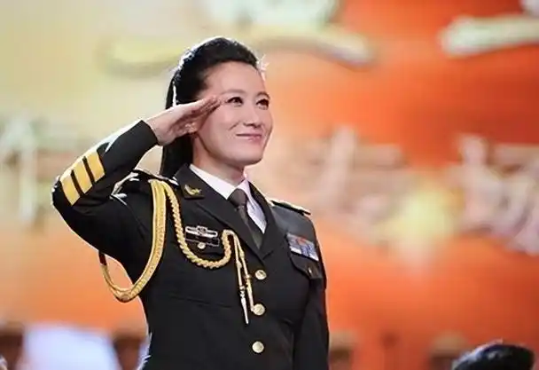 谭晶是中国人民解放军总政治部歌舞团的一位出色女高音歌唱家,她身材