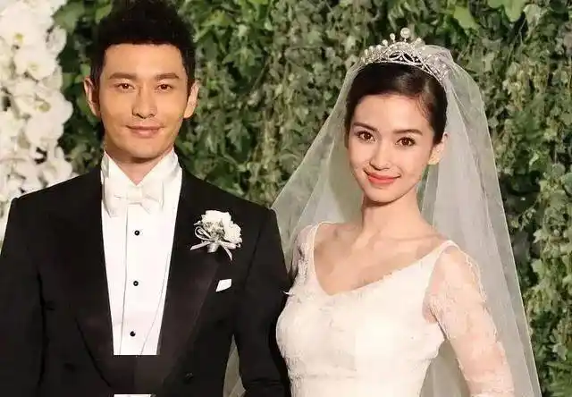 黄晓明一家三口同框亮相夫妻合体显恩爱小海绵乖巧地让爸爸抱