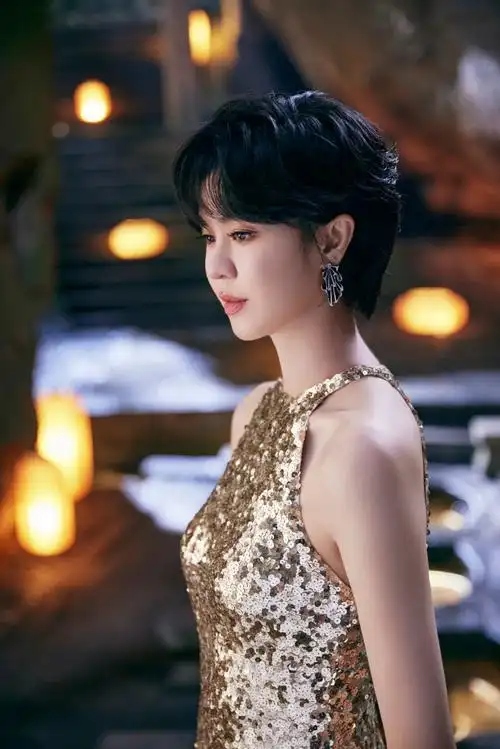 郁可唯超话"愿只愿余生无悔,随花香远飞",@郁可唯#央视中秋晚会#带来