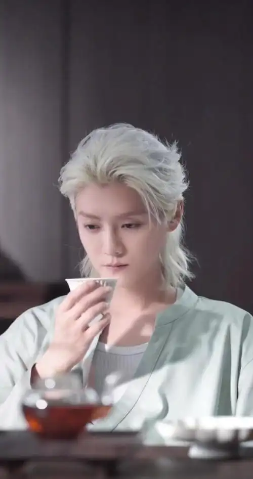 鹿晗新中式造型#梦回陈长生,看到今天的新造型,一袭白衣公子陌如玉.