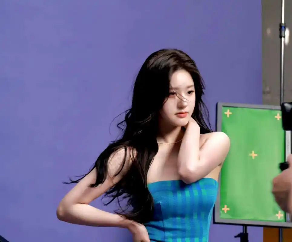 赵露思要走高冷范儿了吗?这造型很不错