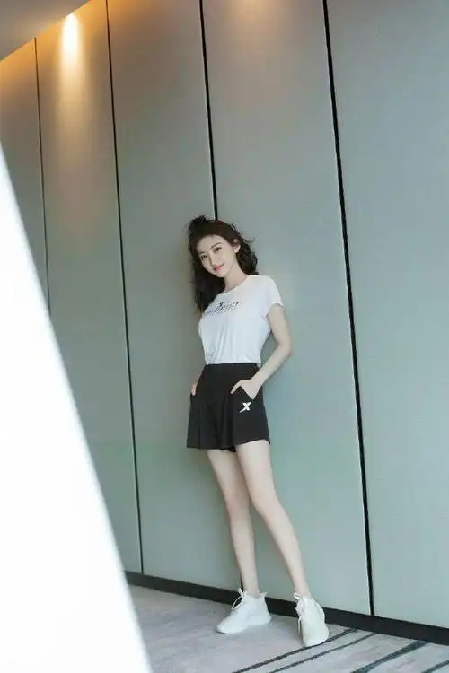 景甜新款泡面头太可爱,简单白t配短裤,清纯甜美哪像31岁?