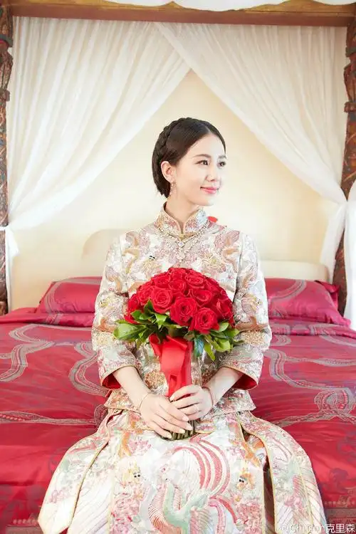 秀禾服——郭培玫瑰坊高级定制插播一张晓雪姐从婚礼前线发来的福利