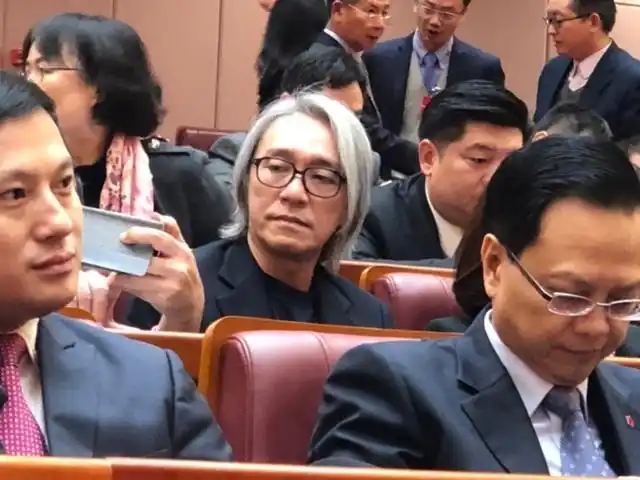 周星驰今年多大了,周星驰今年多大了,结婚了吗(55岁周星驰白发苍苍