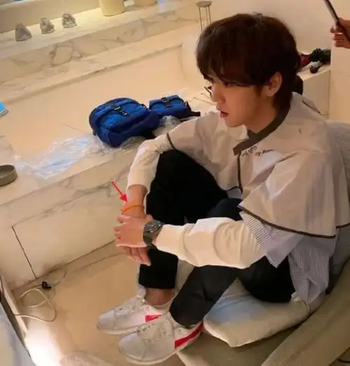 前段时间,鹿晗在出席活动时,脚上黑色小皮鞋就被扒出关晓彤cos阿狸