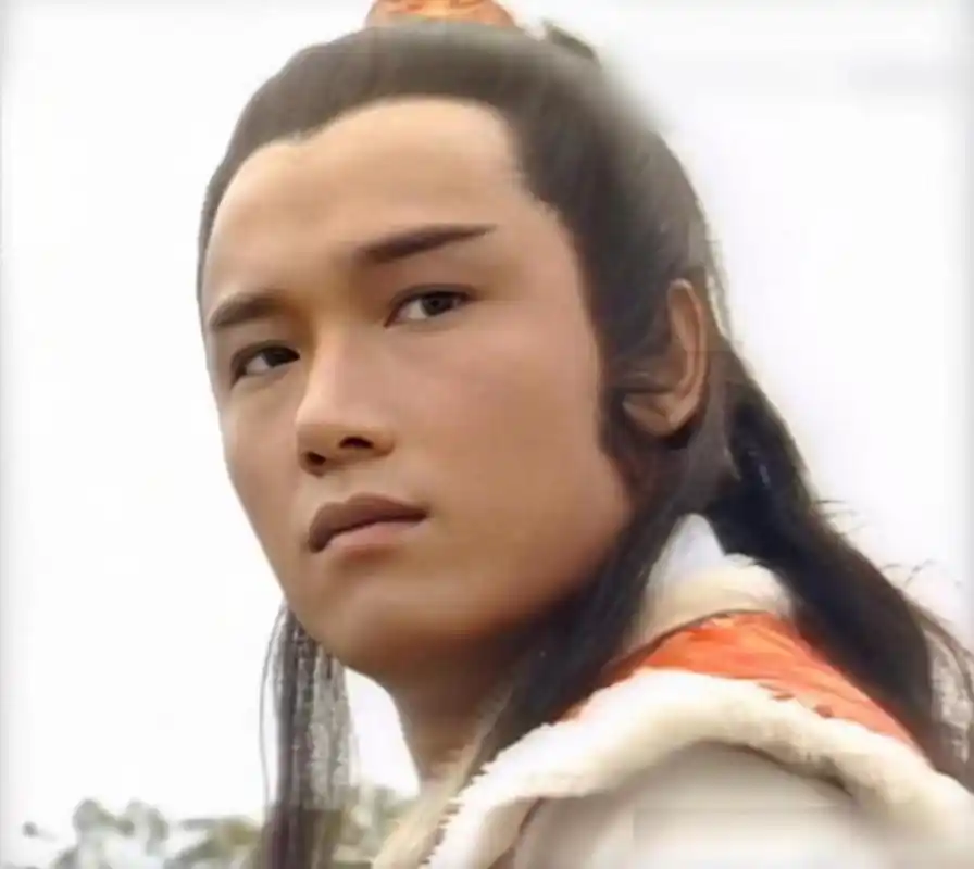 苗侨伟版的杨康,贵气十足,很多网友都说:这版的心中的杨康是心中永远