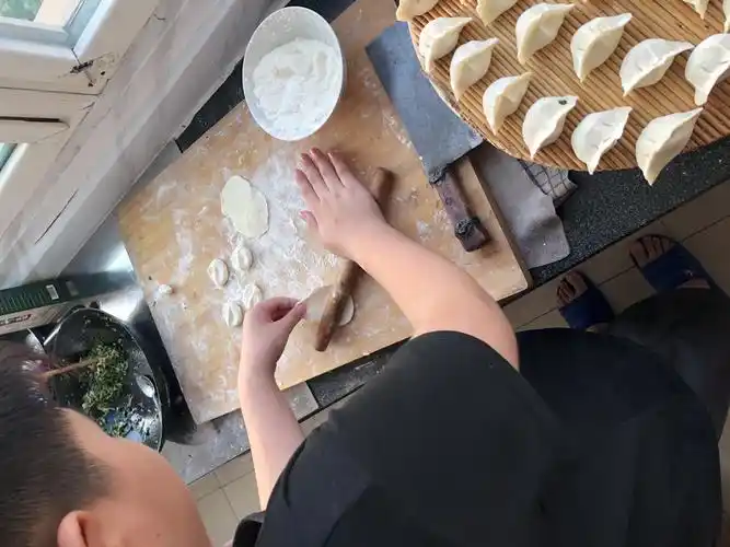 学包饺子