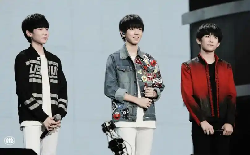 tfboys两周年粉丝见面会图片卖萌