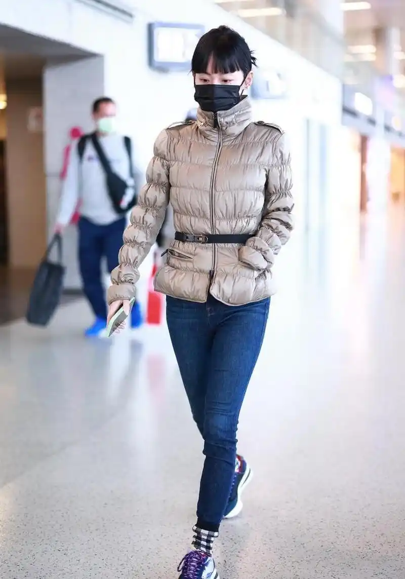 张嘉倪机场街拍 身穿收腰棉服搭 紧身牛仔裤,分叉齐刘海可爱迷人