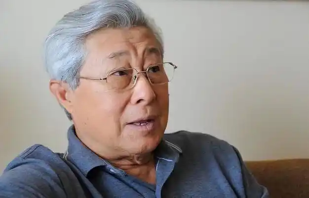 90岁高龄的"男神"王心刚,和妻子相爱63年,相依相伴让人羡慕|演员|话剧