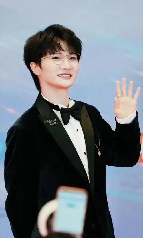 周深红毯眼镜造型好可爱##周深把金丝眼镜焊在脸上吧