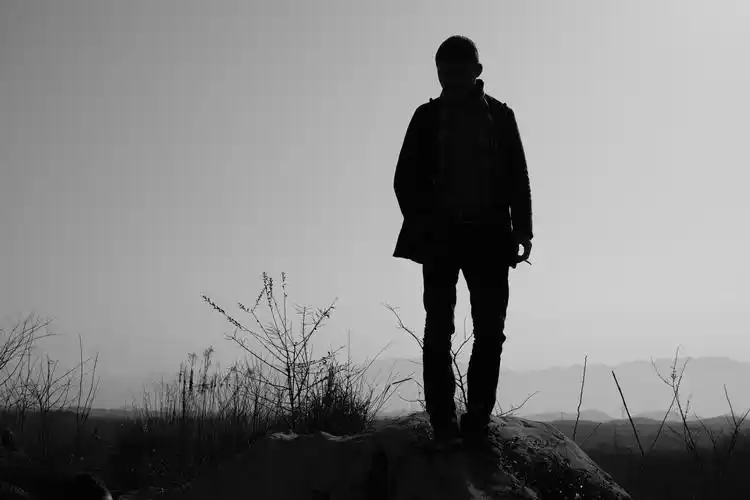 br /> 当时堂弟站在那里抽烟,背着阳光,瞬间有种孤寂和无奈的感觉,趁