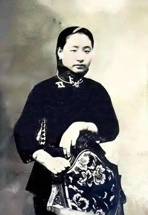 民国名妓小凤仙:与将军蔡锷相爱却败给现实,多次出嫁晚景凄凉_袁世凯