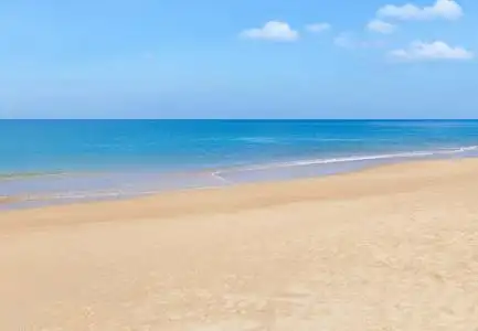 空的热带沙滩和蓝色的大海照片