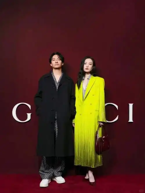 倪妮和张震合影,太养眼了!