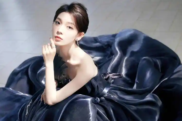 陈瑶藏蓝色抹胸礼服裙造型好仙,天鹅颈好优美,整个人在发光_纱裙_很