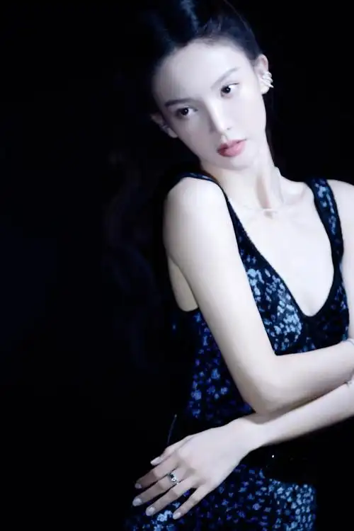 金晨穿丝绒吊带裙露光滑美背身材完美