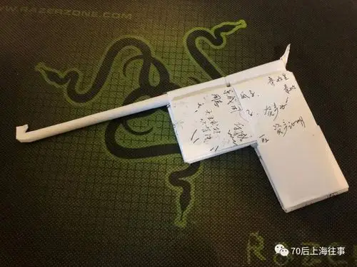 童年的纸飞机,必须哈一口气才能起飞!