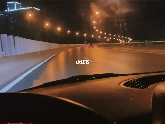 一个人一台车晚上兜兜风