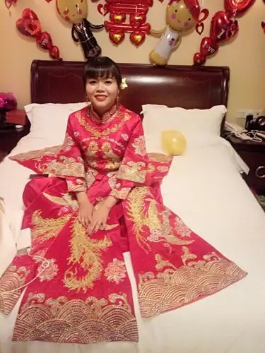 一切准备就绪,我们的新娘子坐在床上静静等待她如意郎君呢.