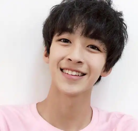 何洛洛嘟嘴卖萌帅气图片