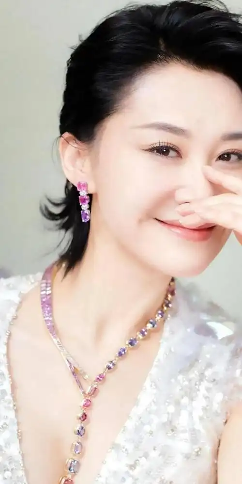 越老越"火辣"!54岁许晴,真是"大号水蜜桃"!