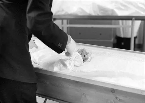 摄影师用平静的视角和黑白色彩把观众对图片的恐惧感降到最低,人们